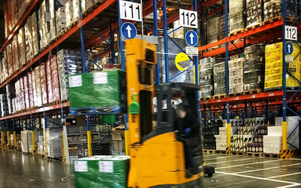 Magazinë logjistike me pirun elektrik